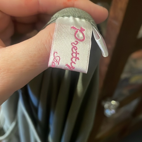 Ladies army green tank top with ruffled bottom - Picture 2 of 3